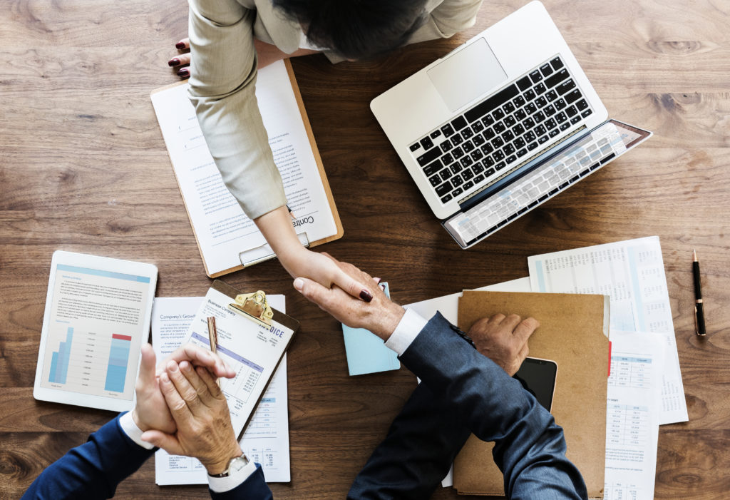 Deux personnes se serrant la main lors d'une réunion de consulting